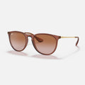 Óculos Ray-Ban Erika Color Mix com armação marrom translúcida